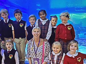 Elementary School students visit an aquarium.